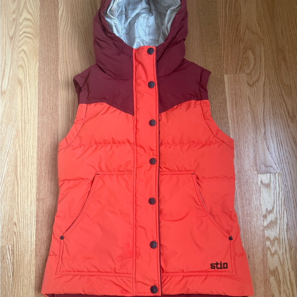 Stio Women’s Turnbolt Down Vest in Orange and Burgundy Size Small